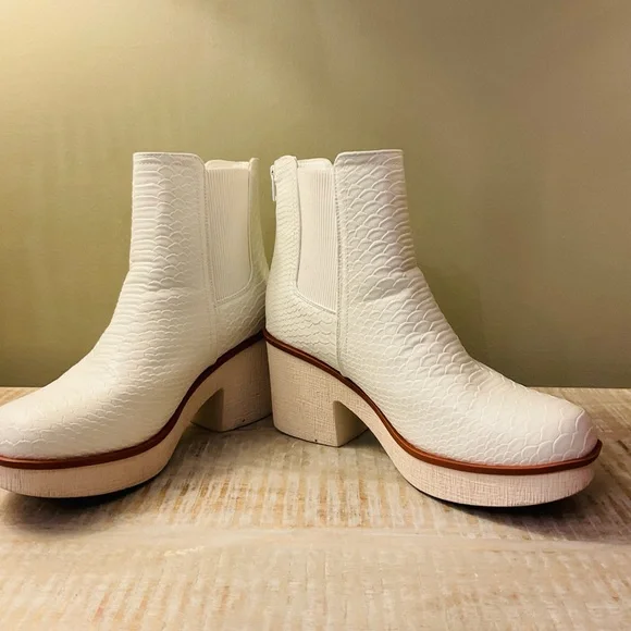 Pierre Dumas White Textured Ankle Booties - Picture 9 of 11